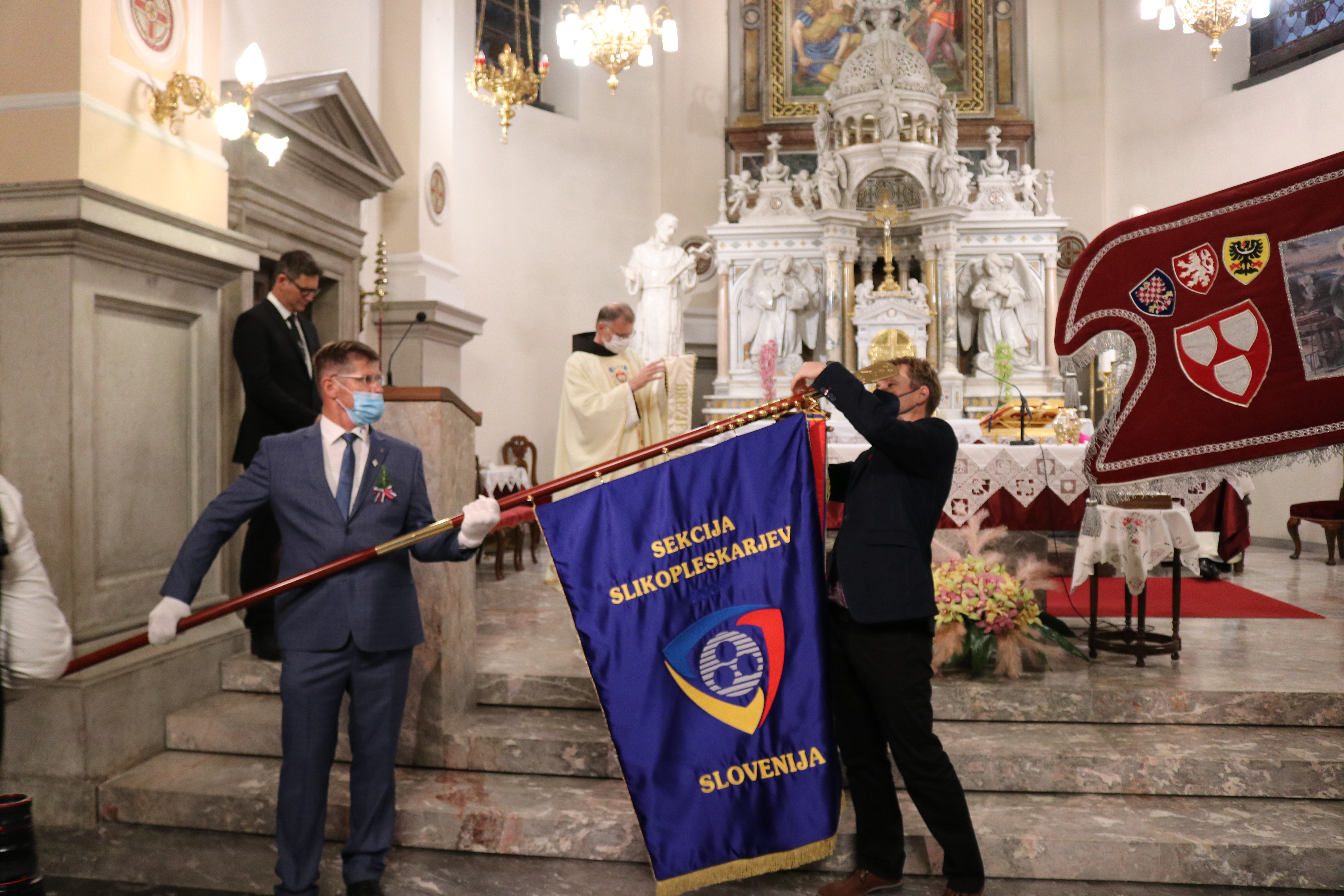 pripenjanje traku k praporu - Češki slikopleskarji